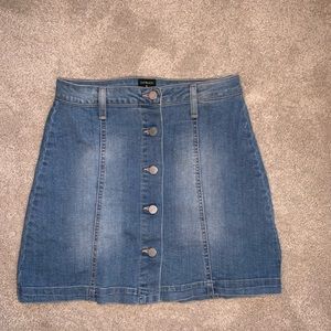 Light denim skirt with buttons